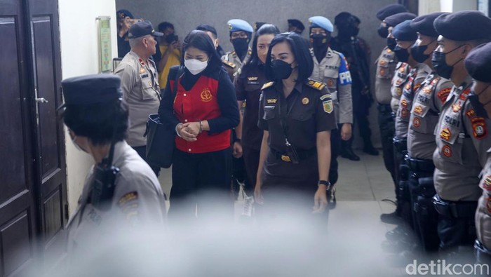Putri Candrawathi tiba di PN Jakarta Selatan untuk menjalani sidang lanjutan kasus pembunuhan berencana Brigadir Yosua. Putri tampak diborgol.
