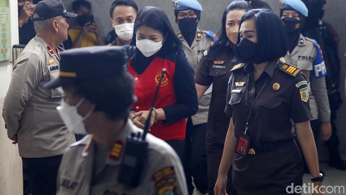 Dikawal dan Diborgol, Putri Candrawathi Tiba di PN Jaksel Putri Candrawathi tiba di PN Jakarta Selatan untuk menjalani sidang lanjutan kasus pembunuhan berencana Brigadir Yosua. Putri tampak diborgol.