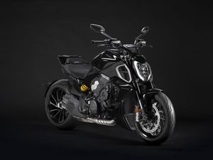 Potret Ducati Diavel V4: Tongkrongan Auto Ganteng, Bisa Parkir di Depan Mall