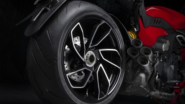 Ducati Diavel V4