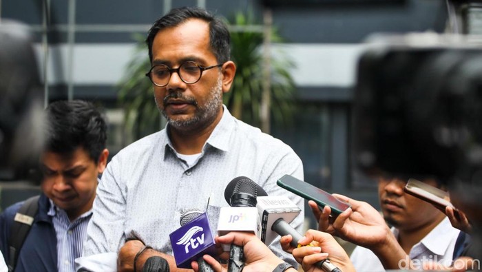 Haris Azhar dan Fatia Maulidiyanti memenuhi panggilan Polda Metro Jaya. Mereka diperiksa dalam kasus pencemaran nama baik Menko Marves Luhut Binsar Pandjaitan.