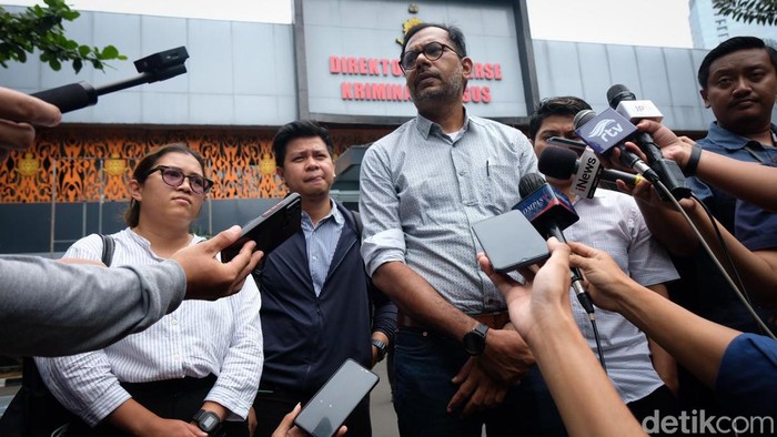 Haris Azhar dan Fatia Maulidiyanti memenuhi panggilan Polda Metro Jaya. Mereka diperiksa dalam kasus pencemaran nama baik Menko Marves Luhut Binsar Pandjaitan.