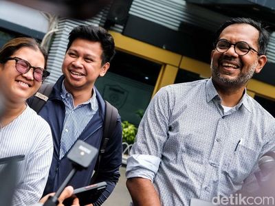 Ekspresi Haris Azhar-Fatia Hadiri Pemeriksaan Kasus Lord Luhut