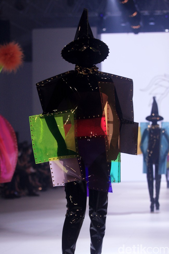 Aksesori high-fashion nan kontemporer persembahan perancang yang akrab disapa Yungyung ini menjadi pamungkas DFK 2022 di Jakarta Fashion Week 2023. Presentasi aksesori Rinaldy Yunardi bak parade karnaval kostum geometris megah penuh warna. di Jakarta Fashion Week 2023. Foto: Mohammad Abduh/Detikcom.  