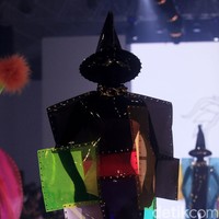 Aksesori high-fashion nan kontemporer persembahan perancang yang akrab disapa Yungyung ini menjadi pamungkas DFK 2022 di Jakarta Fashion Week 2023. Presentasi aksesori Rinaldy Yunardi bak parade karnaval kostum geometris megah penuh warna. di Jakarta Fashion Week 2023. Foto: Mohammad Abduh/Detikcom.  