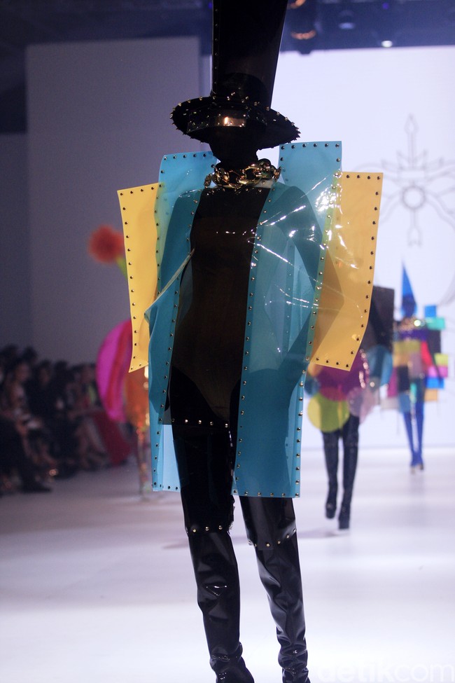 Aksesori high-fashion nan kontemporer persembahan perancang yang akrab disapa Yungyung ini menjadi pamungkas DFK 2022 di Jakarta Fashion Week 2023. Presentasi aksesori Rinaldy Yunardi bak parade karnaval kostum geometris megah penuh warna. di Jakarta Fashion Week 2023. Foto: Mohammad Abduh/Detikcom.  