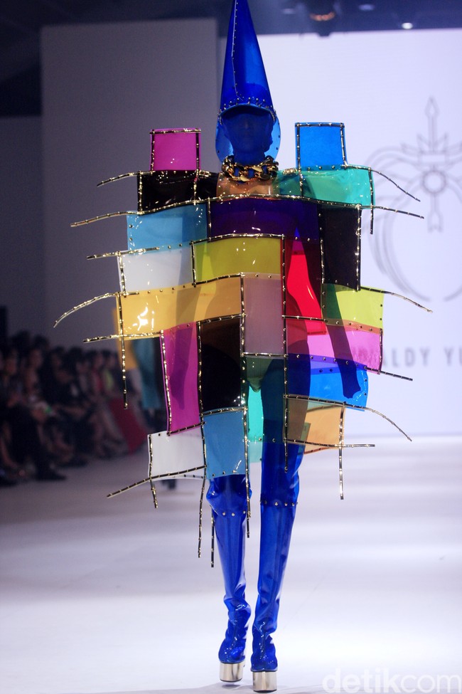 Aksesori high-fashion nan kontemporer persembahan perancang yang akrab disapa Yungyung ini menjadi pamungkas DFK 2022 di Jakarta Fashion Week 2023. Presentasi aksesori Rinaldy Yunardi bak parade karnaval kostum geometris megah penuh warna. di Jakarta Fashion Week 2023. Foto: Mohammad Abduh/Detikcom.  