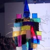 Aksesori high-fashion nan kontemporer persembahan perancang yang akrab disapa Yungyung ini menjadi pamungkas DFK 2022 di Jakarta Fashion Week 2023. Presentasi aksesori Rinaldy Yunardi bak parade karnaval kostum geometris megah penuh warna. di Jakarta Fashion Week 2023. Foto: Mohammad Abduh/Detikcom.  