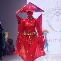 Aksesori high-fashion nan kontemporer persembahan perancang yang akrab disapa Yungyung ini menjadi pamungkas DFK 2022 di Jakarta Fashion Week 2023. Presentasi aksesori Rinaldy Yunardi bak parade karnaval kostum geometris megah penuh warna. di Jakarta Fashion Week 2023. Foto: Mohammad Abduh/Detikcom.