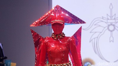 10 Aksesori High Fashion Karya Rinaldy Yunardi di Jakarta Fashion Week 2023