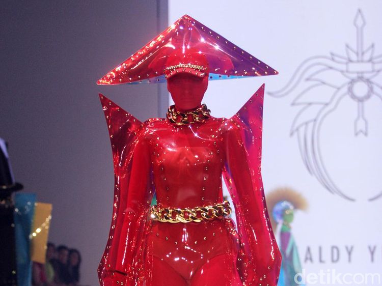 10 Aksesori High Fashion Karya Rinaldy Yunardi di Jakarta Fashion Week 2023
