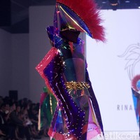 Aksesori high-fashion nan kontemporer persembahan perancang yang akrab disapa Yungyung ini menjadi pamungkas DFK 2022 di Jakarta Fashion Week 2023. Presentasi aksesori Rinaldy Yunardi bak parade karnaval kostum geometris megah penuh warna. di Jakarta Fashion Week 2023. Foto: Mohammad Abduh/Detikcom.  