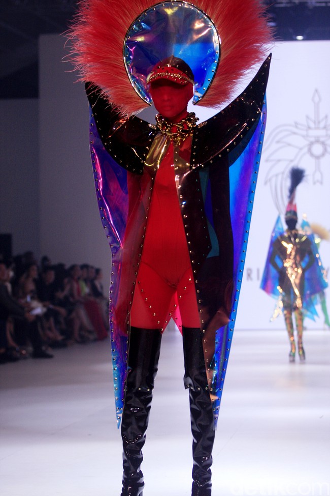 Aksesori high-fashion nan kontemporer persembahan perancang yang akrab disapa Yungyung ini menjadi pamungkas DFK 2022 di Jakarta Fashion Week 2023. Presentasi aksesori Rinaldy Yunardi bak parade karnaval kostum geometris megah penuh warna. di Jakarta Fashion Week 2023. Foto: Mohammad Abduh/Detikcom.  
