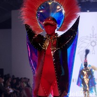 Aksesori high-fashion nan kontemporer persembahan perancang yang akrab disapa Yungyung ini menjadi pamungkas DFK 2022 di Jakarta Fashion Week 2023. Presentasi aksesori Rinaldy Yunardi bak parade karnaval kostum geometris megah penuh warna. di Jakarta Fashion Week 2023. Foto: Mohammad Abduh/Detikcom.  