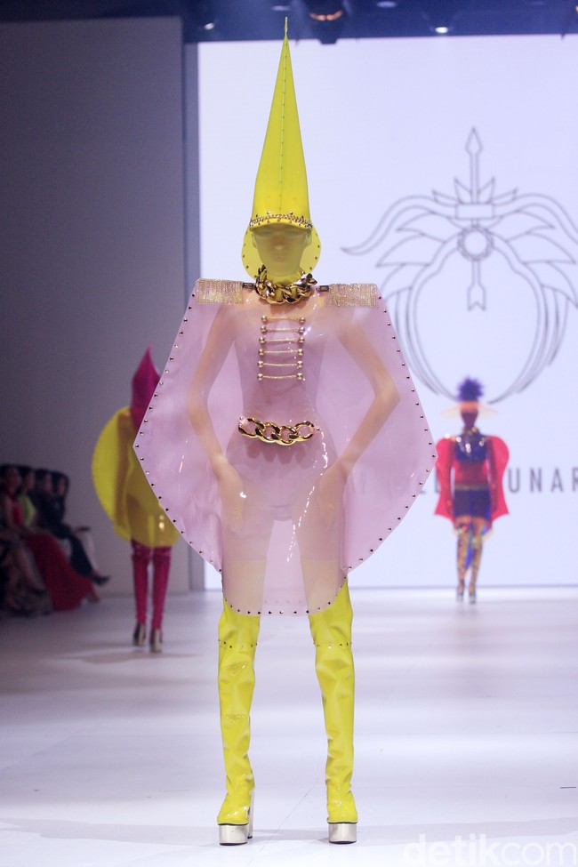 Aksesori high-fashion nan kontemporer persembahan perancang yang akrab disapa Yungyung ini menjadi pamungkas DFK 2022 di Jakarta Fashion Week 2023. Presentasi aksesori Rinaldy Yunardi bak parade karnaval kostum geometris megah penuh warna. di Jakarta Fashion Week 2023. Foto: Mohammad Abduh/Detikcom.  