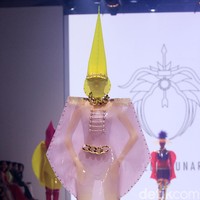 Aksesori high-fashion nan kontemporer persembahan perancang yang akrab disapa Yungyung ini menjadi pamungkas DFK 2022 di Jakarta Fashion Week 2023. Presentasi aksesori Rinaldy Yunardi bak parade karnaval kostum geometris megah penuh warna. di Jakarta Fashion Week 2023. Foto: Mohammad Abduh/Detikcom.  