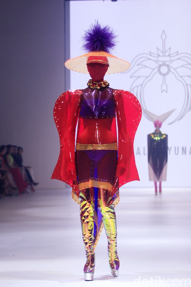 Aksesori high-fashion nan kontemporer persembahan perancang yang akrab disapa Yungyung ini menjadi pamungkas DFK 2022 di Jakarta Fashion Week 2023. Presentasi aksesori Rinaldy Yunardi bak parade karnaval kostum geometris megah penuh warna. di Jakarta Fashion Week 2023. Foto: Mohammad Abduh/Detikcom.  