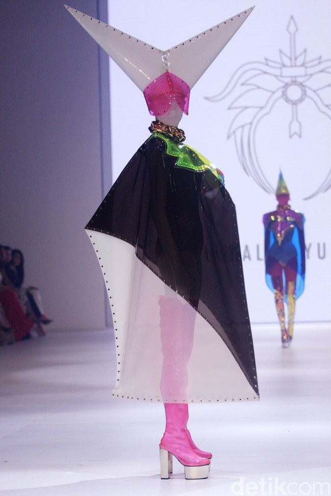 Aksesori high-fashion nan kontemporer persembahan perancang yang akrab disapa Yungyung ini menjadi pamungkas DFK 2022 di Jakarta Fashion Week 2023. Presentasi aksesori Rinaldy Yunardi bak parade karnaval kostum geometris megah penuh warna. di Jakarta Fashion Week 2023. Foto: Mohammad Abduh/Detikcom.  