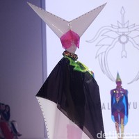 Aksesori high-fashion nan kontemporer persembahan perancang yang akrab disapa Yungyung ini menjadi pamungkas DFK 2022 di Jakarta Fashion Week 2023. Presentasi aksesori Rinaldy Yunardi bak parade karnaval kostum geometris megah penuh warna. di Jakarta Fashion Week 2023. Foto: Mohammad Abduh/Detikcom.  