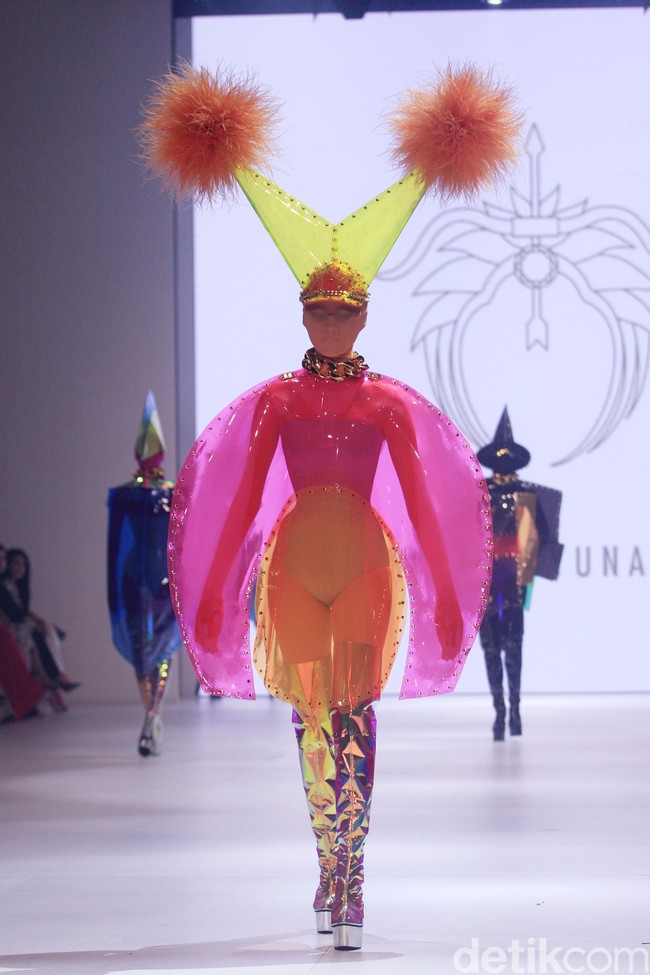 Aksesori high-fashion nan kontemporer persembahan perancang yang akrab disapa Yungyung ini menjadi pamungkas DFK 2022 di Jakarta Fashion Week 2023. Presentasi aksesori Rinaldy Yunardi bak parade karnaval kostum geometris megah penuh warna. di Jakarta Fashion Week 2023. Foto: Mohammad Abduh/Detikcom.  