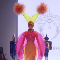 Aksesori high-fashion nan kontemporer persembahan perancang yang akrab disapa Yungyung ini menjadi pamungkas DFK 2022 di Jakarta Fashion Week 2023. Presentasi aksesori Rinaldy Yunardi bak parade karnaval kostum geometris megah penuh warna. di Jakarta Fashion Week 2023. Foto: Mohammad Abduh/Detikcom.  