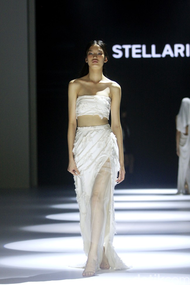 Koleksi couture terbaru Stella Risssa di Jakarta Fashion Week 2023. Stela merayakan keunikan karakter wanita lewat keragaman tekstur kain dan permainan detail. Foto: Mohammad Abduh/ Detikcom.