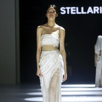 Koleksi couture terbaru Stella Risssa di Jakarta Fashion Week 2023. Stela merayakan keunikan karakter wanita lewat keragaman tekstur kain dan permainan detail. Foto: Mohammad Abduh/ Detikcom.