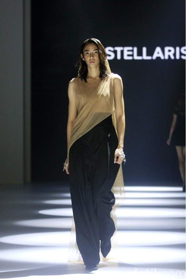 Koleksi couture terbaru Stella Risssa di Jakarta Fashion Week 2023. Stela merayakan keunikan karakter wanita lewat keragaman tekstur kain dan permainan detail. Foto: Mohammad Abduh/ Detikcom.