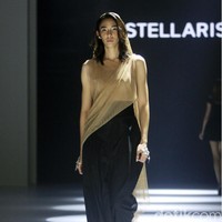 Koleksi couture terbaru Stella Risssa di Jakarta Fashion Week 2023. Stela merayakan keunikan karakter wanita lewat keragaman tekstur kain dan permainan detail. Foto: Mohammad Abduh/ Detikcom.