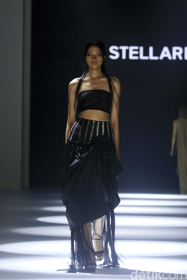 Koleksi couture terbaru Stella Risssa di Jakarta Fashion Week 2023. Stela merayakan keunikan karakter wanita lewat keragaman tekstur kain dan permainan detail. Foto: Mohammad Abduh/ Detikcom.