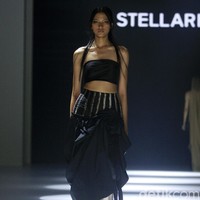 Koleksi couture terbaru Stella Risssa di Jakarta Fashion Week 2023. Stela merayakan keunikan karakter wanita lewat keragaman tekstur kain dan permainan detail. Foto: Mohammad Abduh/ Detikcom.