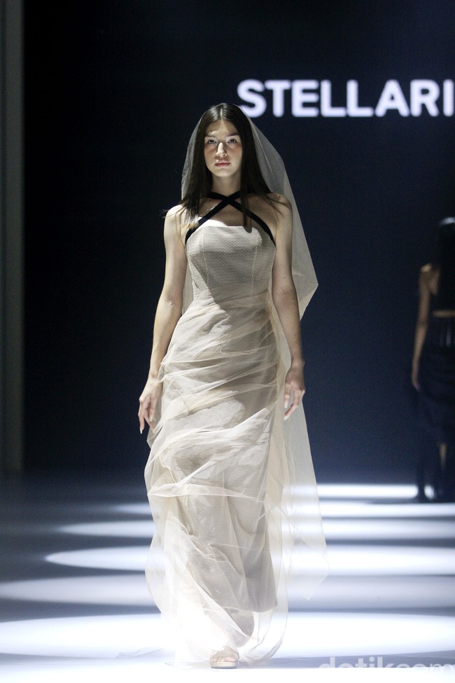 Koleksi couture terbaru Stella Risssa di Jakarta Fashion Week 2023. Stela merayakan keunikan karakter wanita lewat keragaman tekstur kain dan permainan detail.  Foto: Mohammad Abduh/ Detikcom.