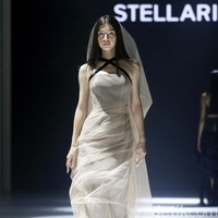 Koleksi couture terbaru Stella Risssa di Jakarta Fashion Week 2023. Stela merayakan keunikan karakter wanita lewat keragaman tekstur kain dan permainan detail.  Foto: Mohammad Abduh/ Detikcom.