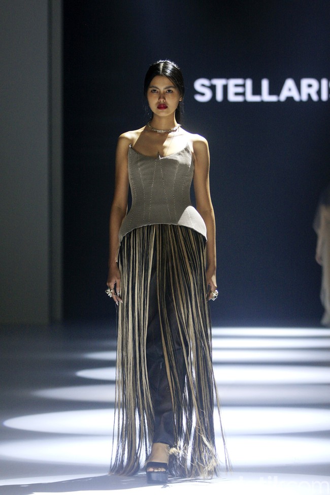 Koleksi couture terbaru Stella Risssa di Jakarta Fashion Week 2023. Stela merayakan keunikan karakter wanita lewat keragaman tekstur kain dan permainan detail.  Foto: Mohammad Abduh/ Detikcom.