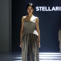 Koleksi couture terbaru Stella Risssa di Jakarta Fashion Week 2023. Stela merayakan keunikan karakter wanita lewat keragaman tekstur kain dan permainan detail.  Foto: Mohammad Abduh/ Detikcom.