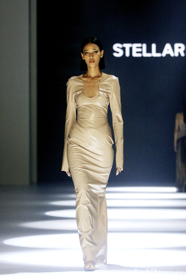 Koleksi couture terbaru Stella Risssa di Jakarta Fashion Week 2023. Stela merayakan keunikan karakter wanita lewat keragaman tekstur kain dan permainan detail.  Foto: Mohammad Abduh/ Detikcom.