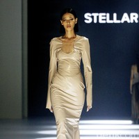 Koleksi couture terbaru Stella Risssa di Jakarta Fashion Week 2023. Stela merayakan keunikan karakter wanita lewat keragaman tekstur kain dan permainan detail.  Foto: Mohammad Abduh/ Detikcom.