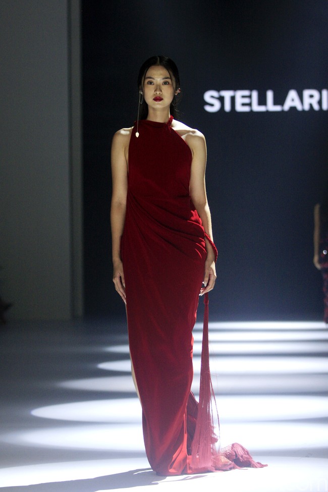 Koleksi couture terbaru Stella Risssa di Jakarta Fashion Week 2023. Stela merayakan keunikan karakter wanita lewat keragaman tekstur kain dan permainan detail. Foto: Mohammad Abduh/ Detikcom.