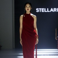 Koleksi couture terbaru Stella Risssa di Jakarta Fashion Week 2023. Stela merayakan keunikan karakter wanita lewat keragaman tekstur kain dan permainan detail. Foto: Mohammad Abduh/ Detikcom.