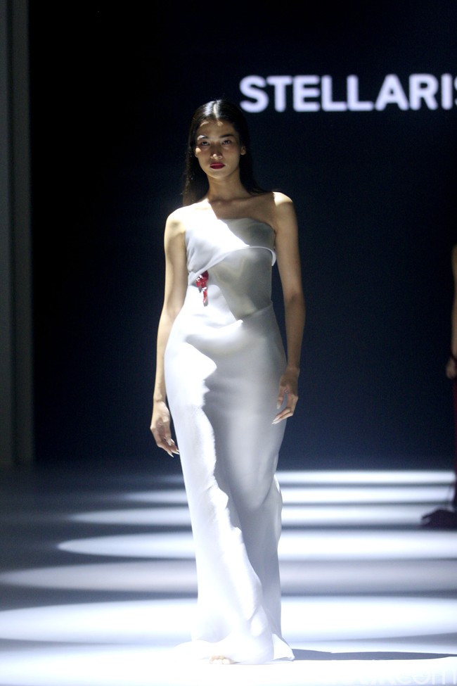 Koleksi couture terbaru Stella Risssa di Jakarta Fashion Week 2023. Stela merayakan keunikan karakter wanita lewat keragaman tekstur kain dan permainan detail.  Foto: Mohammad Abduh/ Detikcom.
