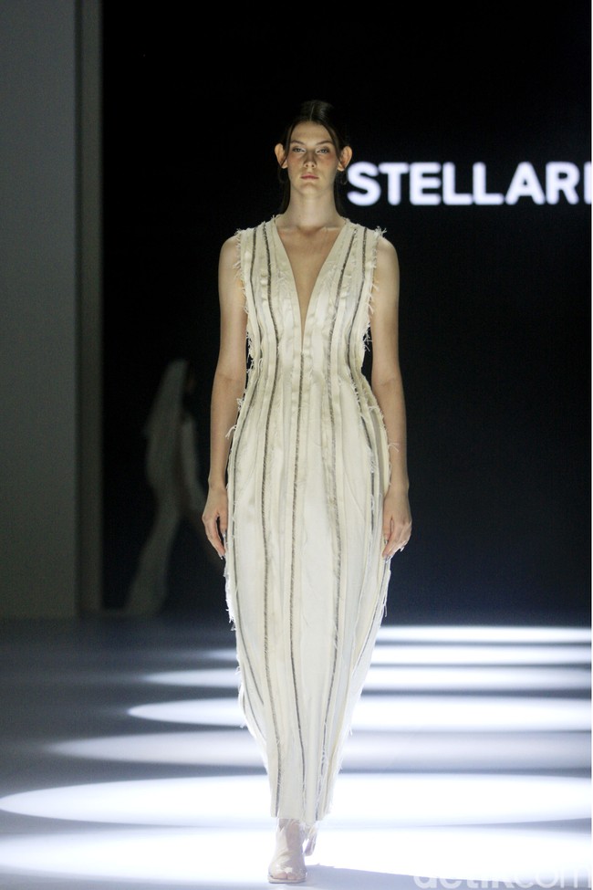 Koleksi couture terbaru Stella Risssa di Jakarta Fashion Week 2023. Stela merayakan keunikan karakter wanita lewat keragaman tekstur kain dan permainan detail.  Foto: Mohammad Abduh/ Detikcom.