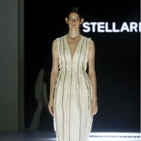 Koleksi couture terbaru Stella Risssa di Jakarta Fashion Week 2023. Stela merayakan keunikan karakter wanita lewat keragaman tekstur kain dan permainan detail.  Foto: Mohammad Abduh/ Detikcom.