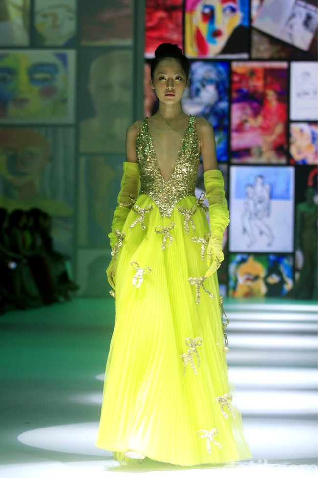 Inilah koleksi desainer Yogie Pratama di Jakarta Fashion Week 2023. Yogie menampilkan busana yang disebutnya multicolor yang berbeda dari sebelumnya di mana dia lebih sering menggunakan warna monokrom. Foto: Mohammad Abduh/Detikcom.