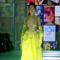 Inilah koleksi desainer Yogie Pratama di Jakarta Fashion Week 2023. Yogie menampilkan busana yang disebutnya multicolor yang berbeda dari sebelumnya di mana dia lebih sering menggunakan warna monokrom. Foto: Mohammad Abduh/Detikcom.