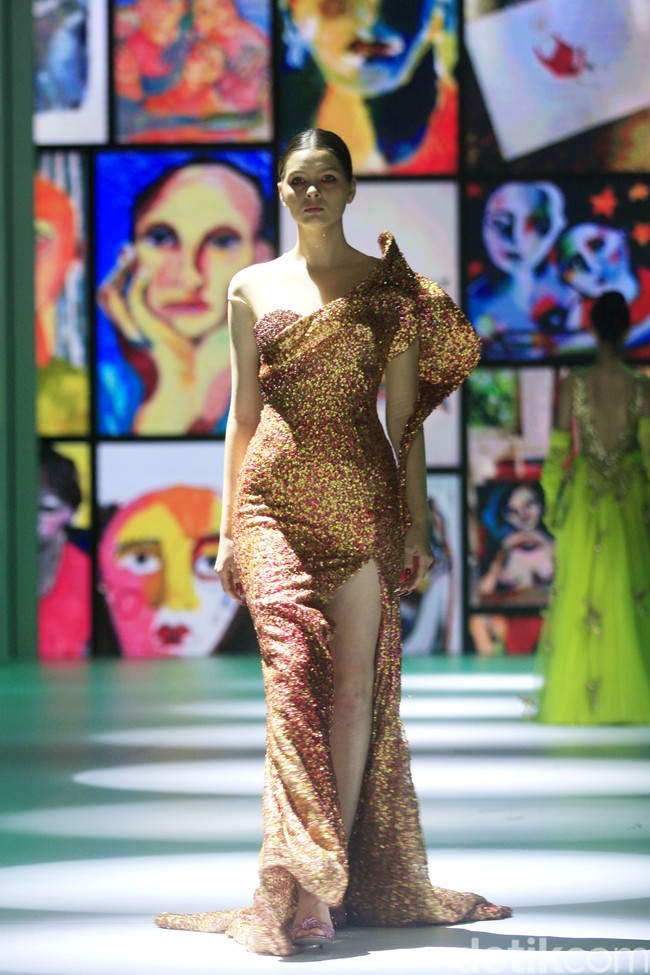 Inilah koleksi desainer Yogie Pratama di Jakarta Fashion Week 2023. Yogie menampilkan busana yang disebutnya multicolor yang berbeda dari sebelumnya di mana dia lebih sering menggunakan warna monokrom. Foto: Mohammad Abduh/Detikcom.