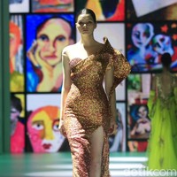 Inilah koleksi desainer Yogie Pratama di Jakarta Fashion Week 2023. Yogie menampilkan busana yang disebutnya multicolor yang berbeda dari sebelumnya di mana dia lebih sering menggunakan warna monokrom. Foto: Mohammad Abduh/Detikcom.
