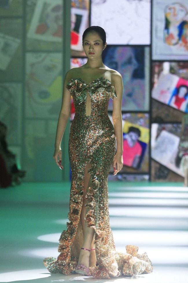 Inilah koleksi desainer Yogie Pratama di Jakarta Fashion Week 2023. Yogie menampilkan busana yang disebutnya multicolor yang berbeda dari sebelumnya di mana dia lebih sering menggunakan warna monokrom.  Foto: Mohammad Abduh/Detikcom.