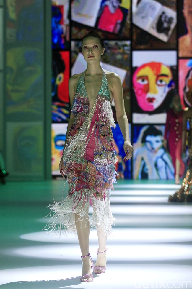 Inilah koleksi desainer Yogie Pratama di Jakarta Fashion Week 2023. Yogie menampilkan busana yang disebutnya multicolor yang berbeda dari sebelumnya di mana dia lebih sering menggunakan warna monokrom.  Foto: Mohammad Abduh/Detikcom.