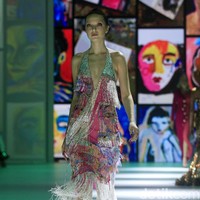 Inilah koleksi desainer Yogie Pratama di Jakarta Fashion Week 2023. Yogie menampilkan busana yang disebutnya multicolor yang berbeda dari sebelumnya di mana dia lebih sering menggunakan warna monokrom.  Foto: Mohammad Abduh/Detikcom.
