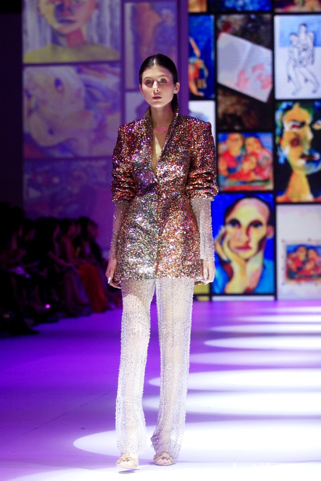 Inilah koleksi desainer Yogie Pratama di Jakarta Fashion Week 2023. Yogie menampilkan busana yang disebutnya multicolor yang berbeda dari sebelumnya di mana dia lebih sering menggunakan warna monokrom.  Foto: Mohammad Abduh/Detikcom.